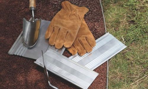 Uredite čiste linije na vrtu! Kvalitetni vrtni robniki iz aluminija, trpežnega PVC-ja in modernega cortena. Idealni za razmejitev trave in kamna. Preverite ponudbo!