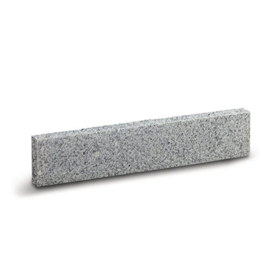 Kamniti robnik granit 100x5x20 cm za stabilno razmejitev površin.